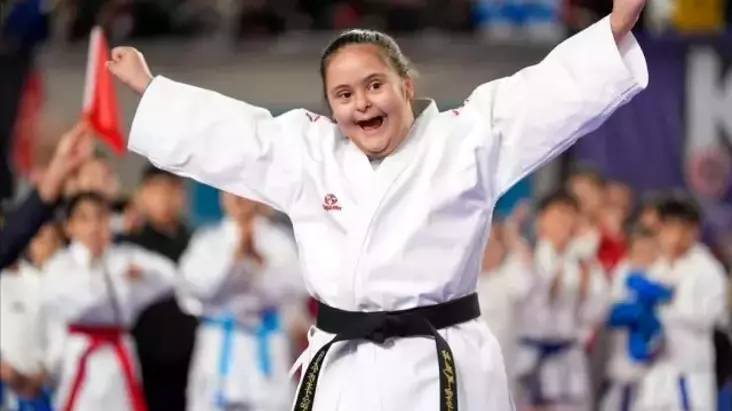 Down Sendromlu Sporcu Ayşegül Reyyan Şimşek, Boğaziçi Karate Şampiyonası’nda Şampiyon Oldu