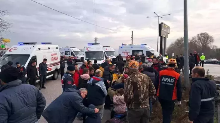 Balıkesir’de Okul Servisi ile Tır Çarpıştı: 8 Öğrencinin Durumu Ağır